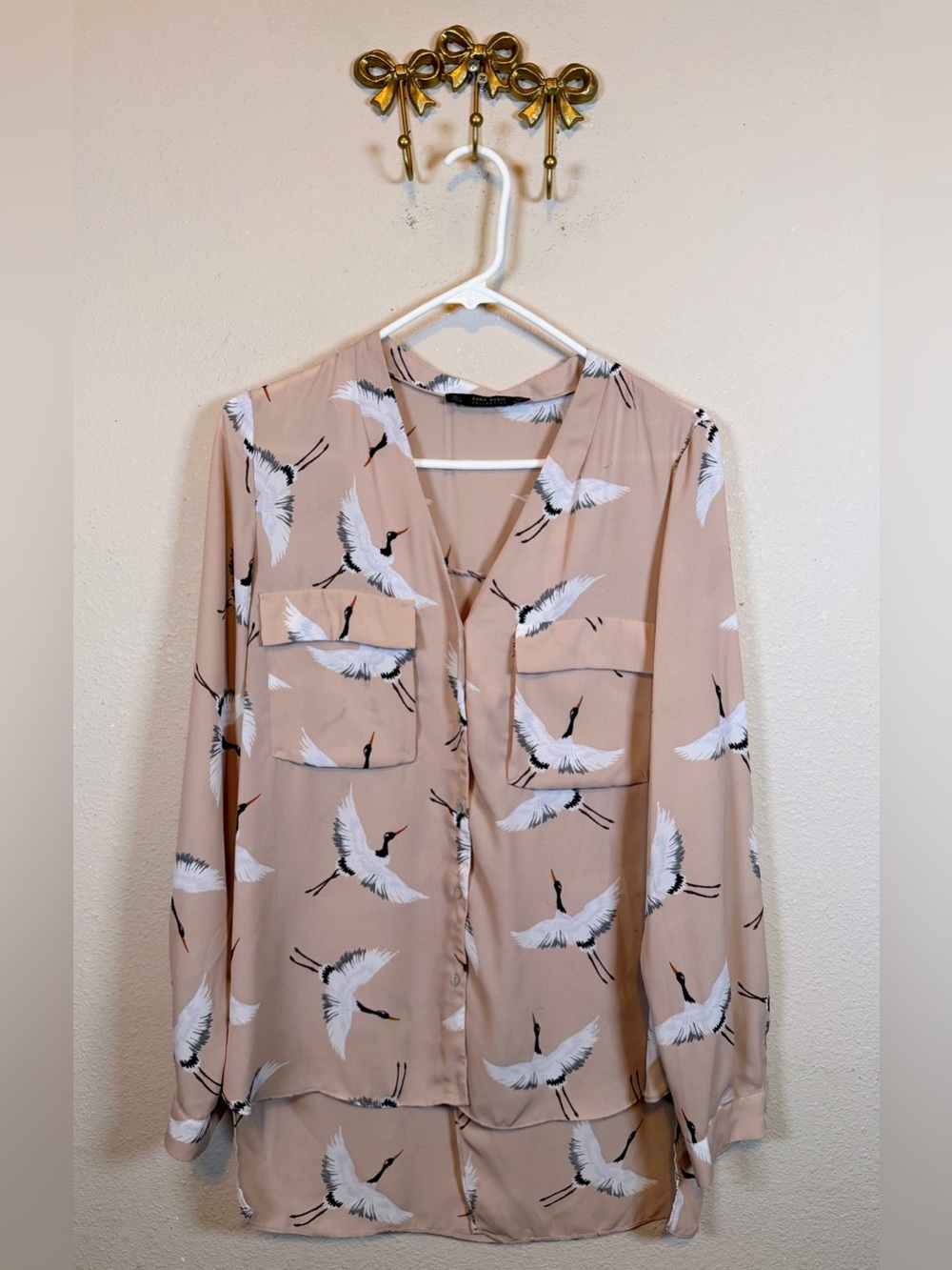 Zara Basic Women’s Blush Crane-Print V-Neck Button Front Top. Size L